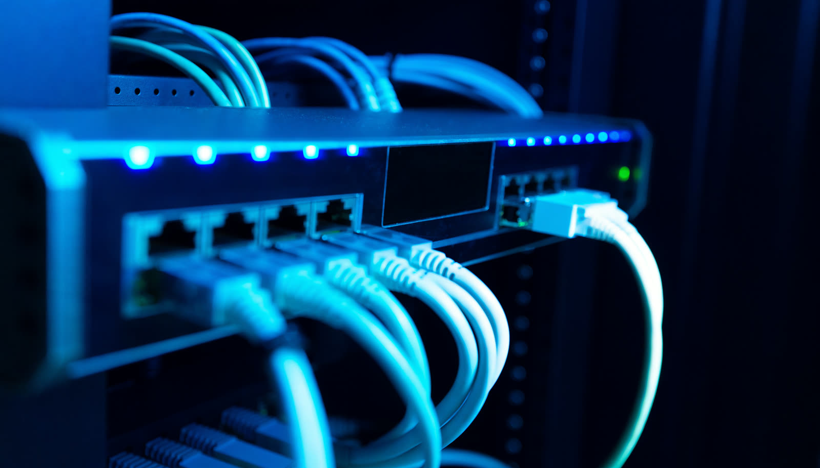 Rack'e kurulu ağ güvenlik duvarı cihazı ve ağ bağlantıları