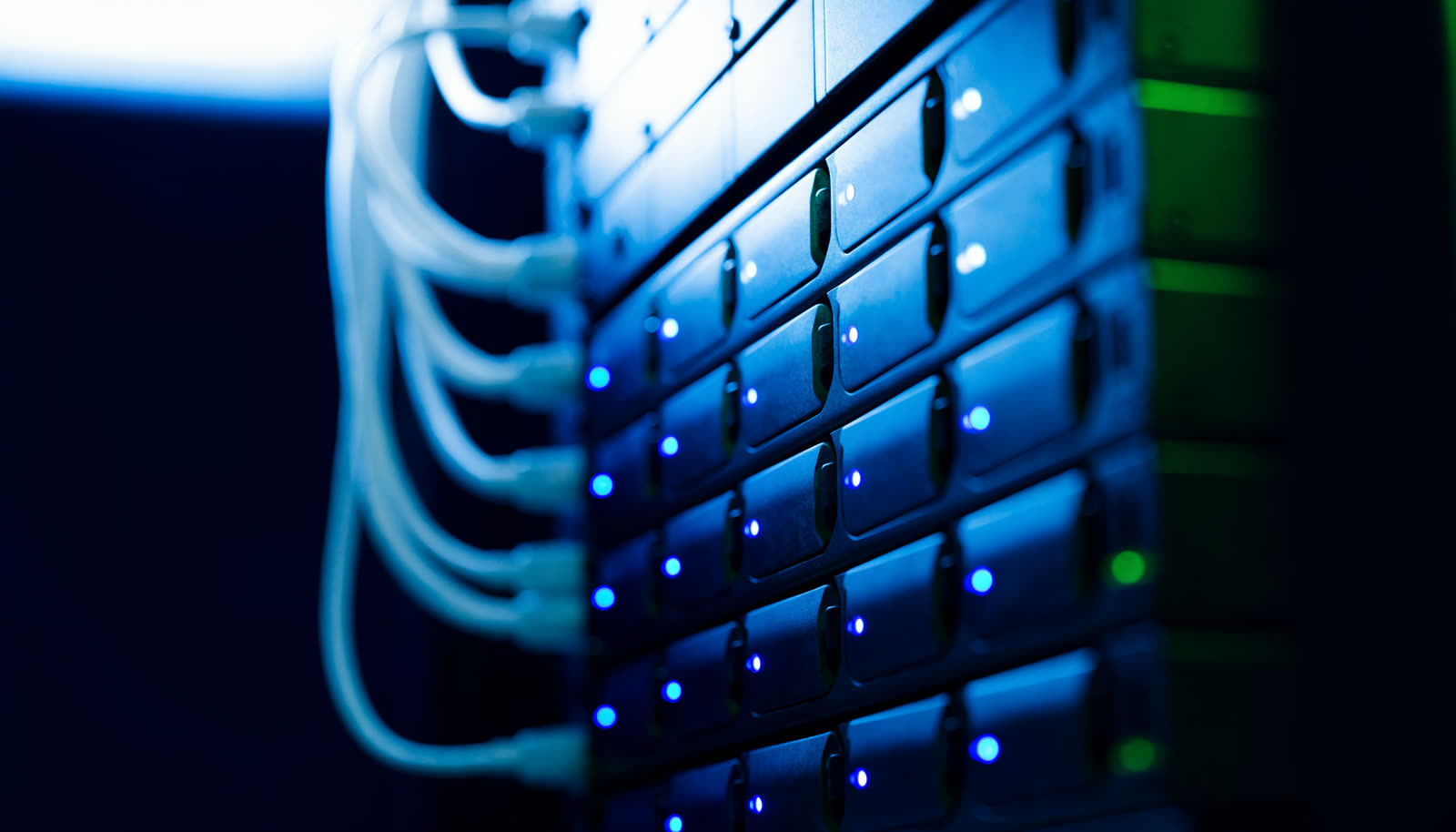 Mavi ve yeşil LED'li disk dizisi / NAS depolama ünitesi
